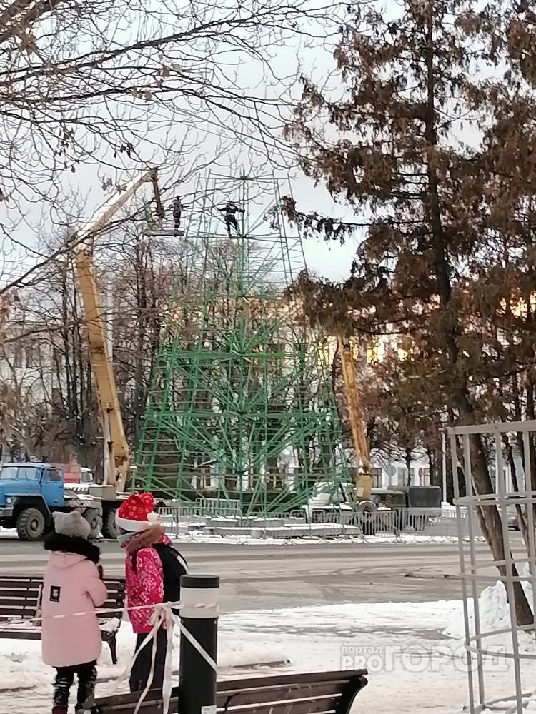 В центре Чебоксар уже устанавливают новогоднюю ель