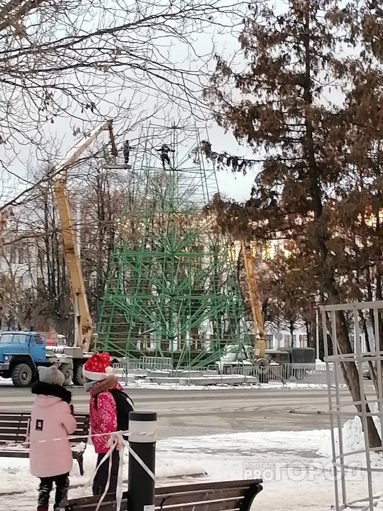 Фото к статье: В центре Чебоксар уже устанавливают новогоднюю ель