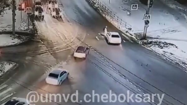 В Чебоксарах водитель “Камри” сбил женщину, переходившую на зеленый свет
