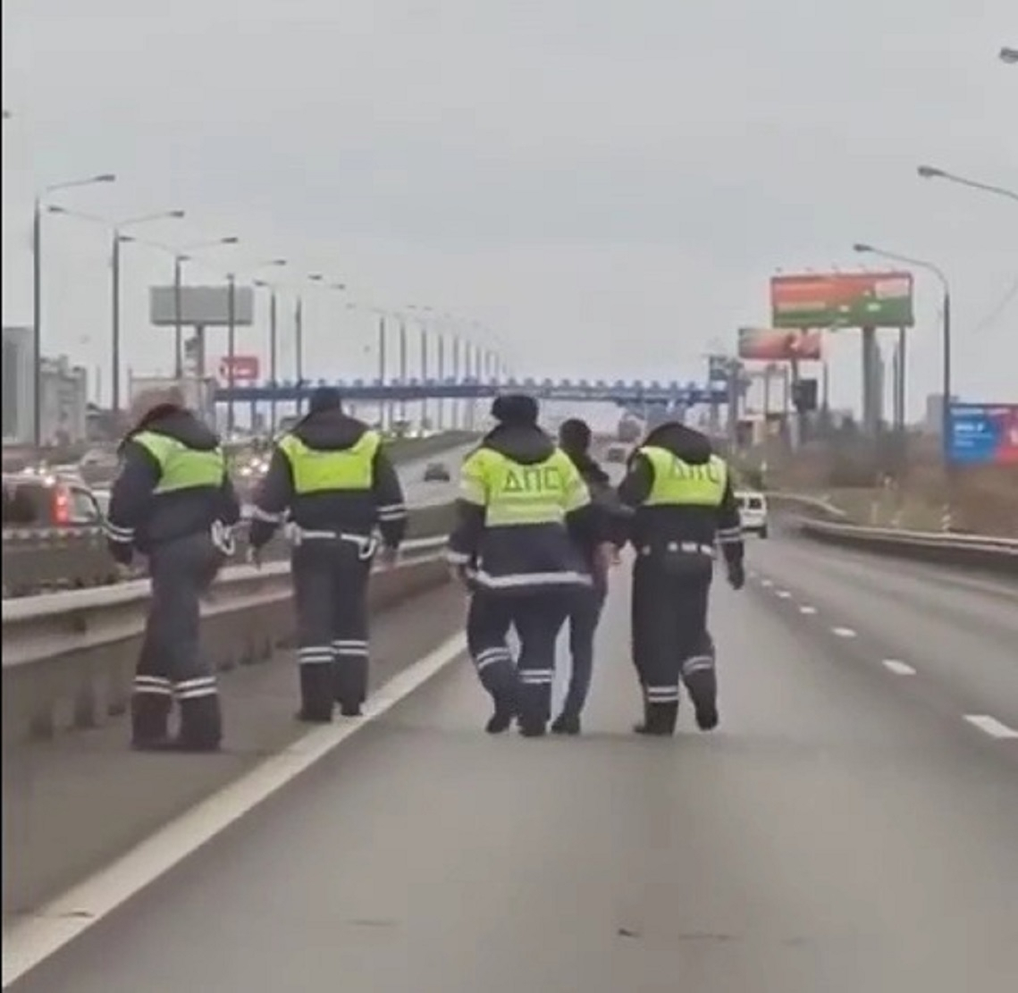Житель Чувашии на BMW устроил гонки со стрельбой и 10 поврежденными машинами в Москве