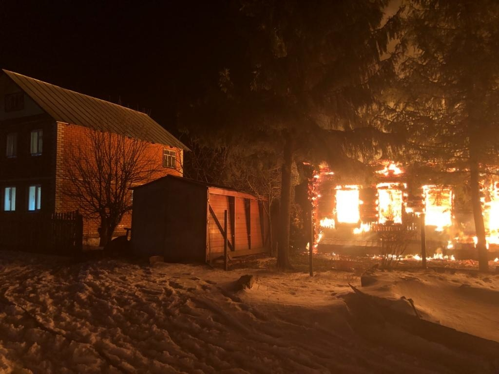 В Козловском районе 17 спасателей тушили загоревшийся жилой дом