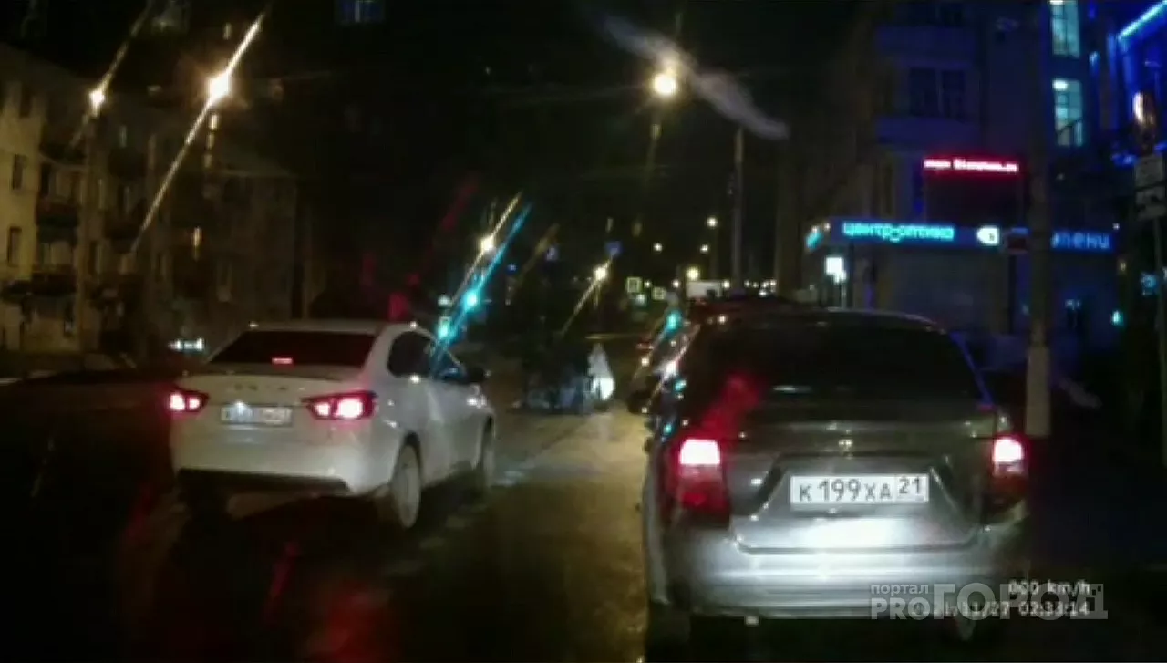Фото к статье: В Чебоксарах толпа людей побила таксиста, который размахивал клюшкой