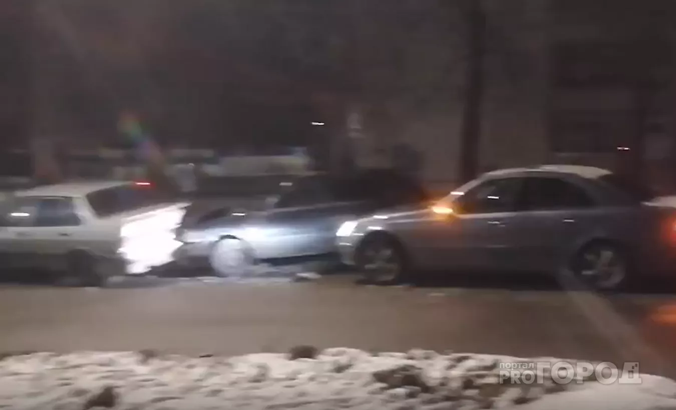 Фото к статье: Ночью в Чебоксарах 18-летний водитель влетел в "Мерседес", подбивший по инерции еще два авто