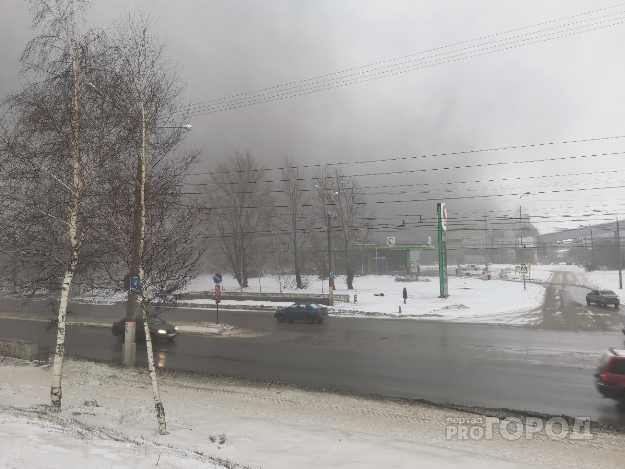 Район Чебоксар заволокло дымом из-за пожара на заводе: "Сложно дышать"