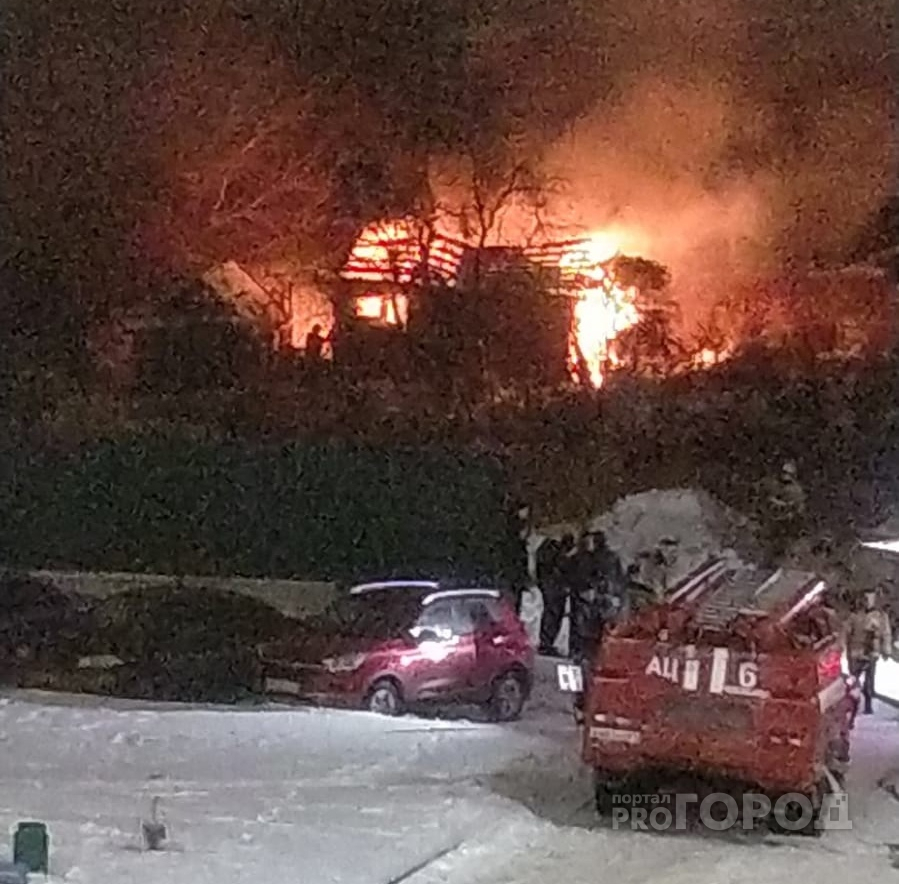 Очевидцы сообщают, что в чебоксарском Шанхае пожарные не могут подъехать к горящему дому