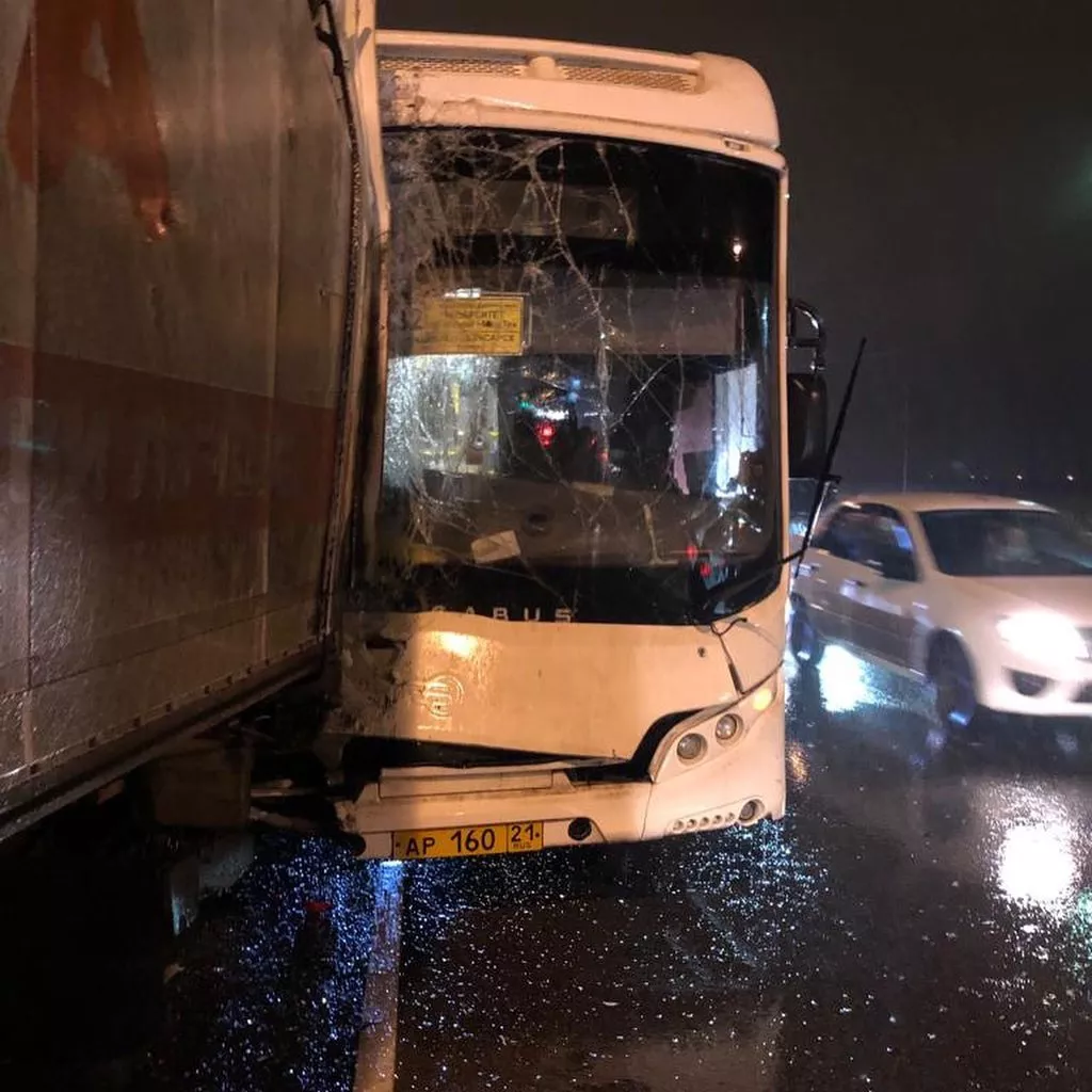 Фото к статье: На въезде в Новочебоксарск автобус с пассажирами врезался в оставленный на дороге прицеп