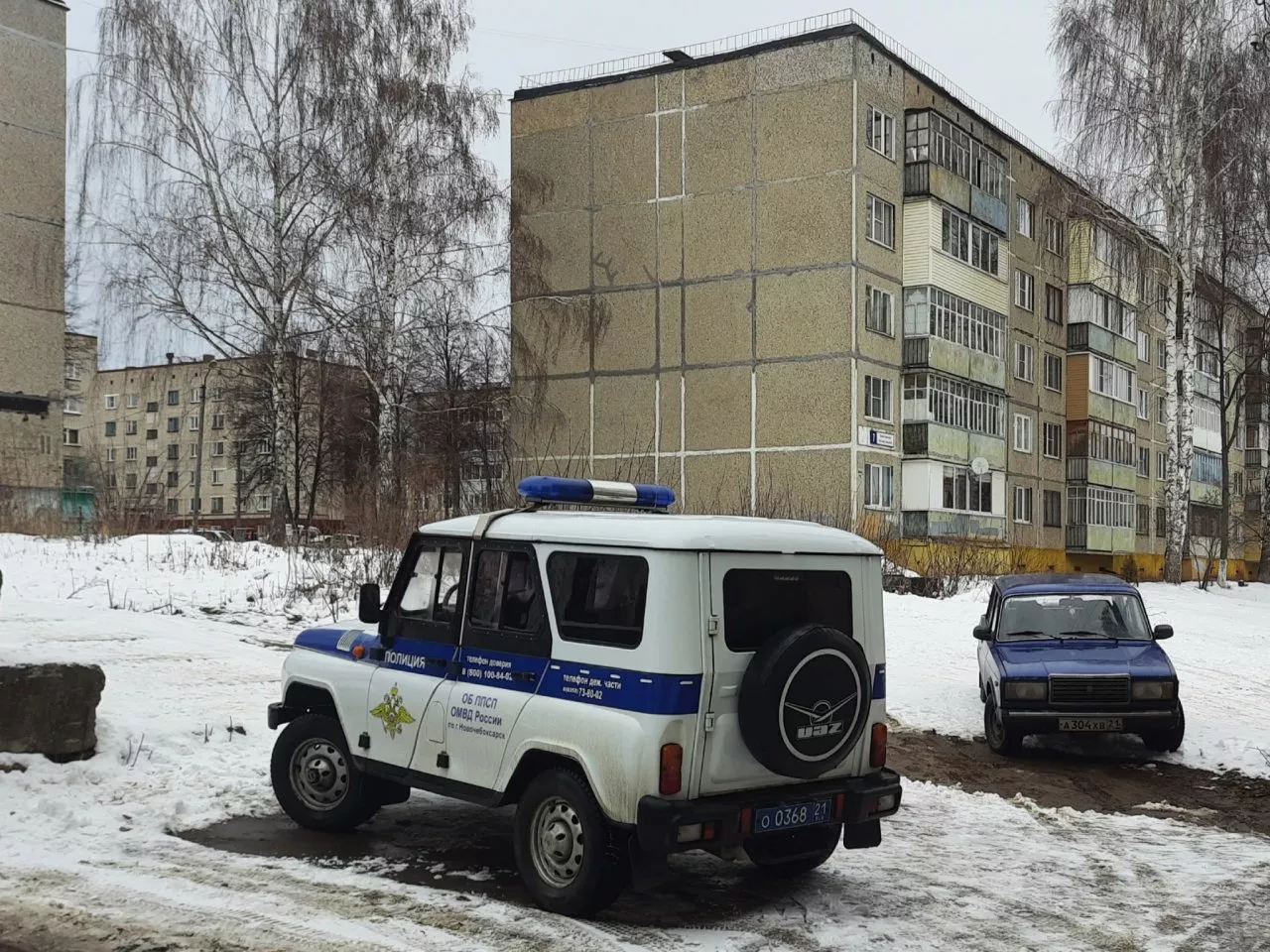 Фото к статье: Невнимательный чебоксарец забыл часть денег в банкомате, а женщина в теплой шапке и маске забрала их