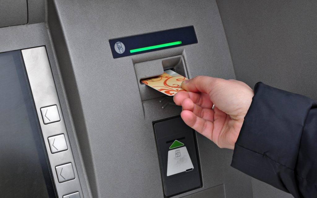 Банк «Открытие» отменяет комиссию за снятие наличных с кредитных Opencard