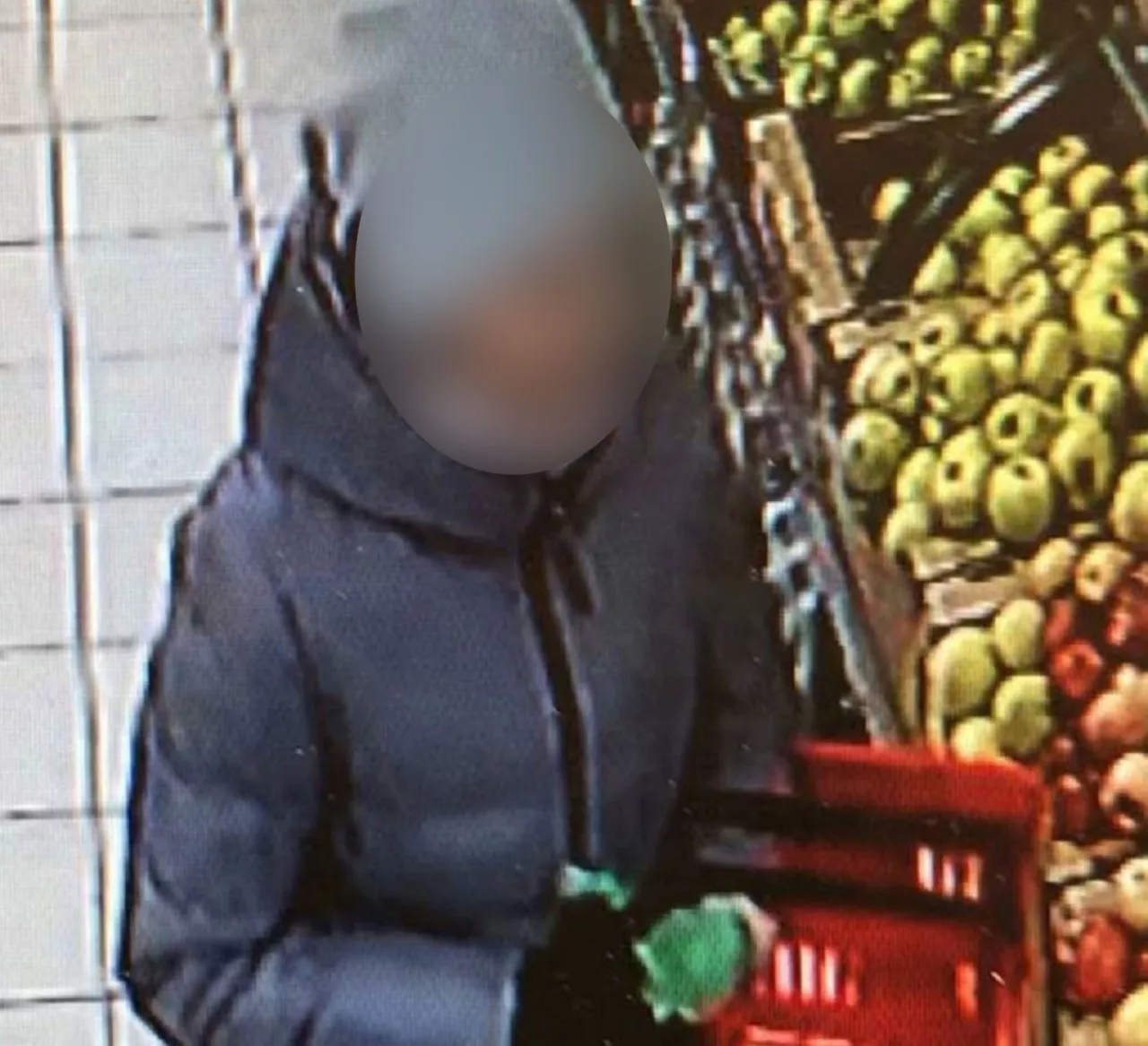 Фото к статье: В Новочебоксарске ищут женщину, которая устроила продуктовый шопинг на чужие деньги