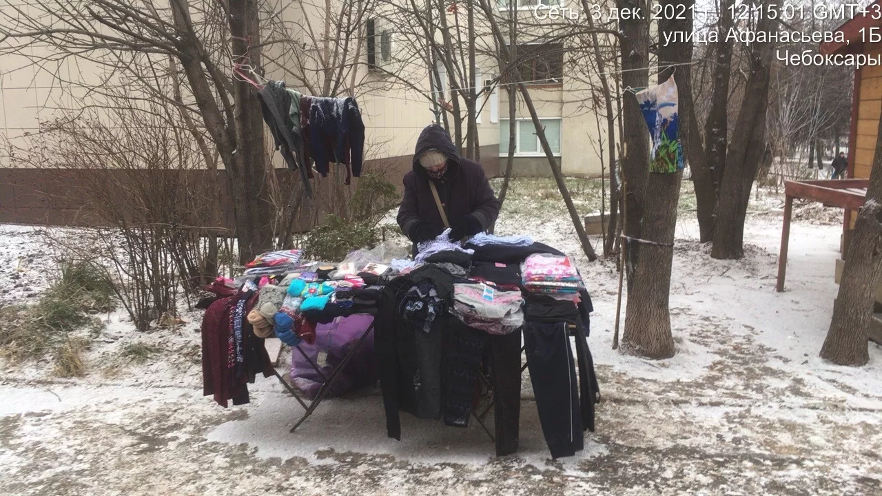 Фото к статье: В Чебоксарах гоняют продавцов бижутерии, икры и яблок