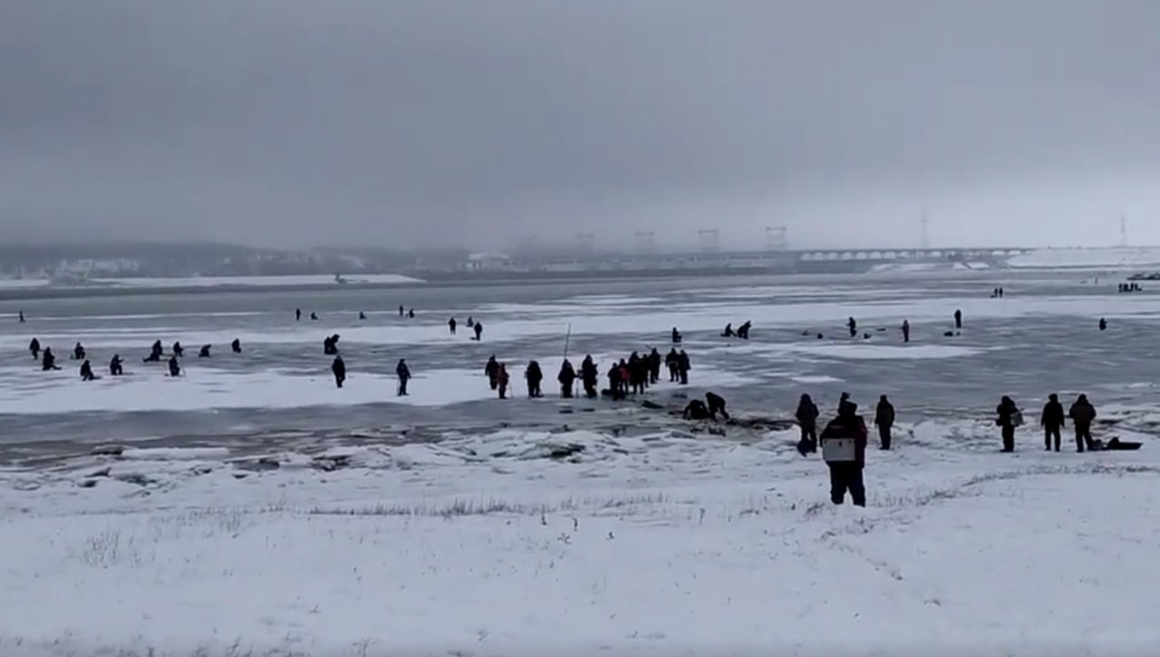 Рыбалка в “ковше” в районе ГЭС закончилась плохо: более ста рыбаков оказались в ледяной ловушке