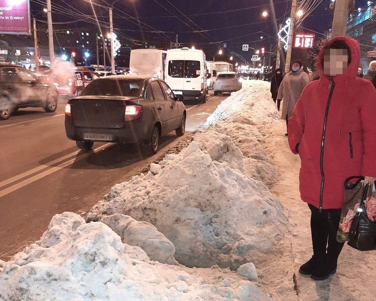 Фото к статье: Пассажиры вываливаются в сугробы и перелезают горы, чтобы зайти в автобус на "Пригородном автовокзале"