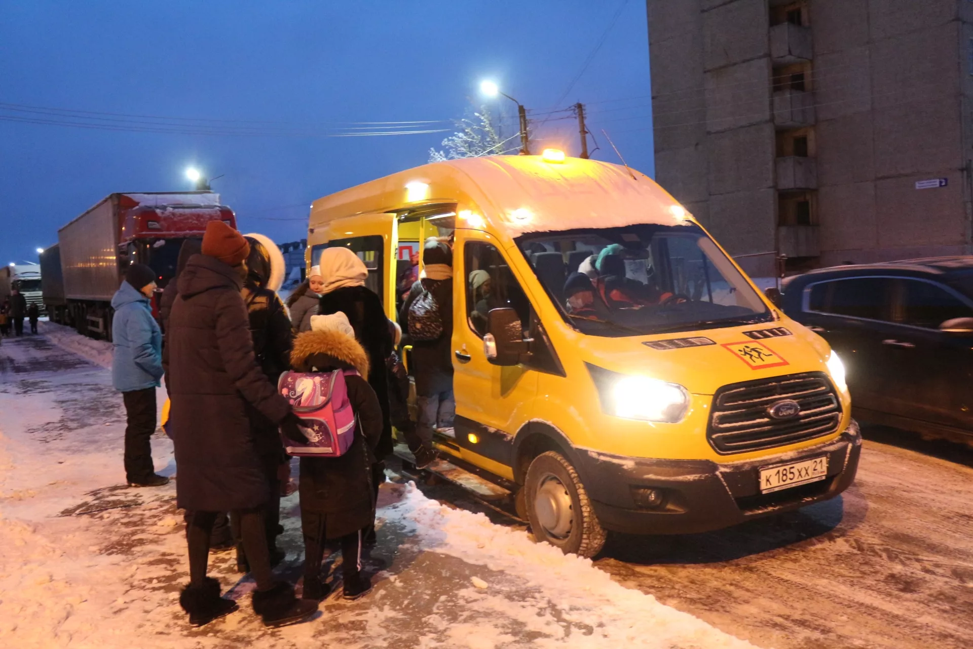 Фото к статье: Из Соляного начал курсировать новый школьный автобус