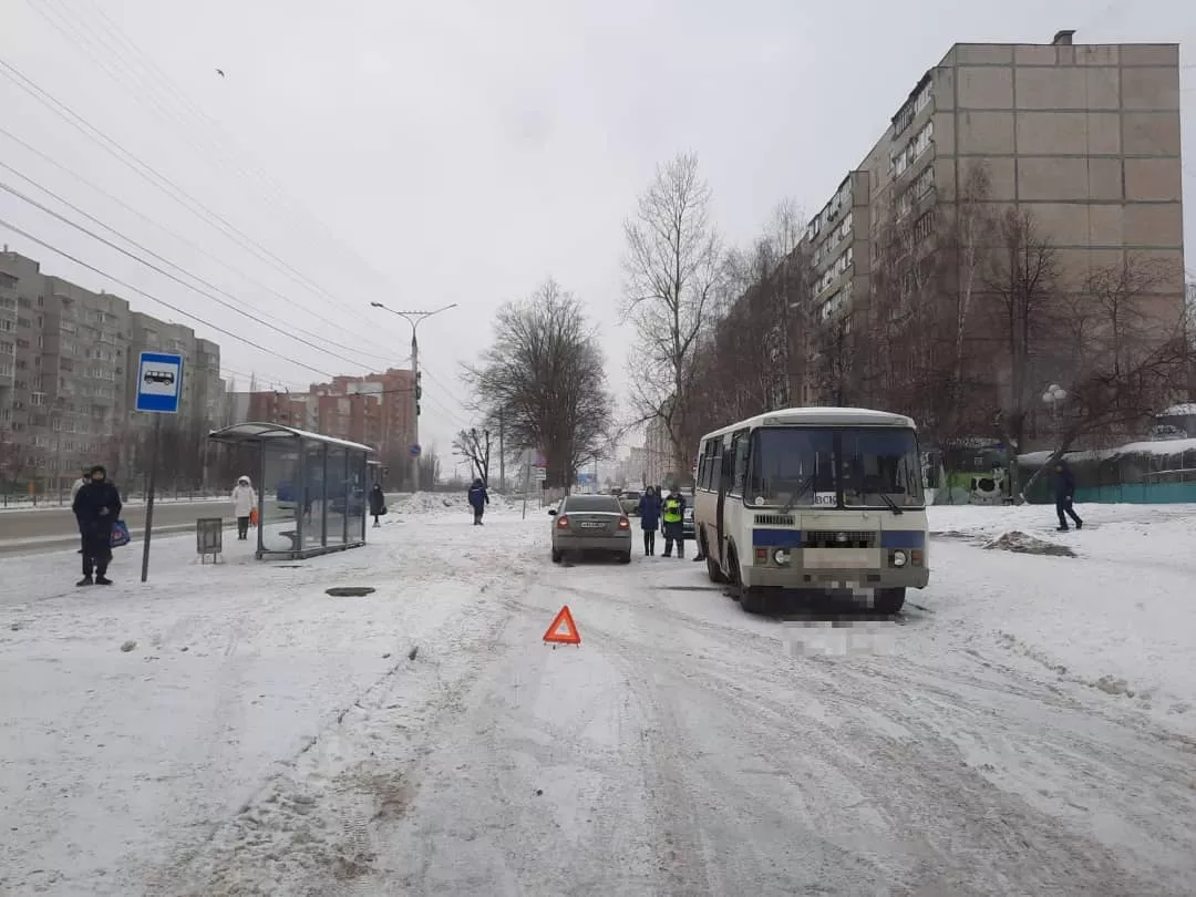 Фото к статье: В Чебоксарах на проспекте Тракторостроителей "Форд" сбил пешехода