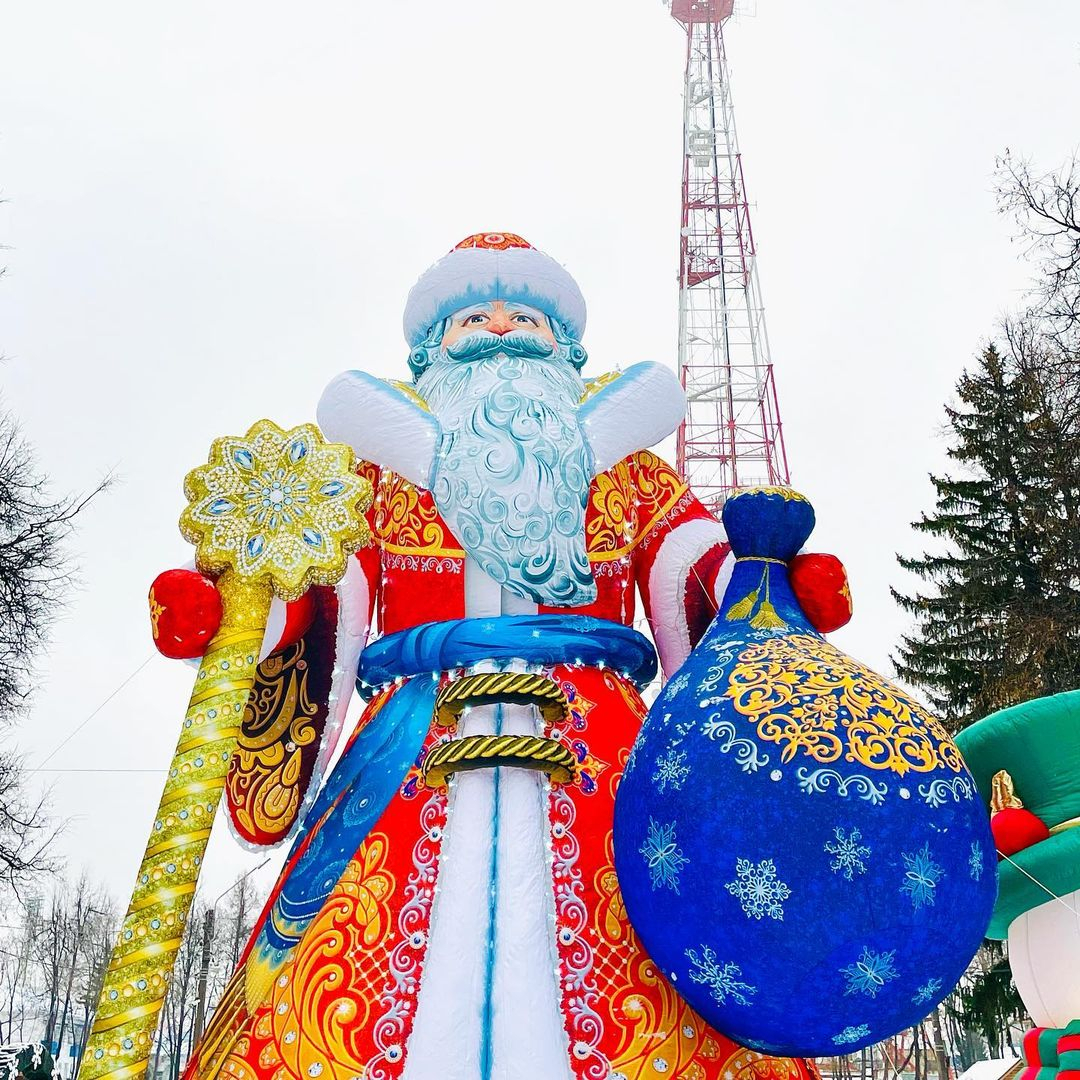 В Чебоксарах поставили пятиметрового Деда Мороза