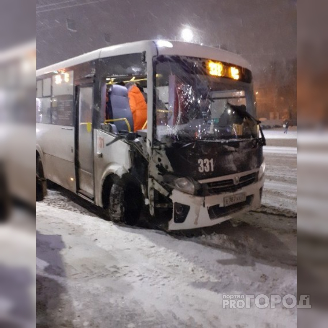 В Чебоксарах автобус, полный пассажирами, врезался в столб