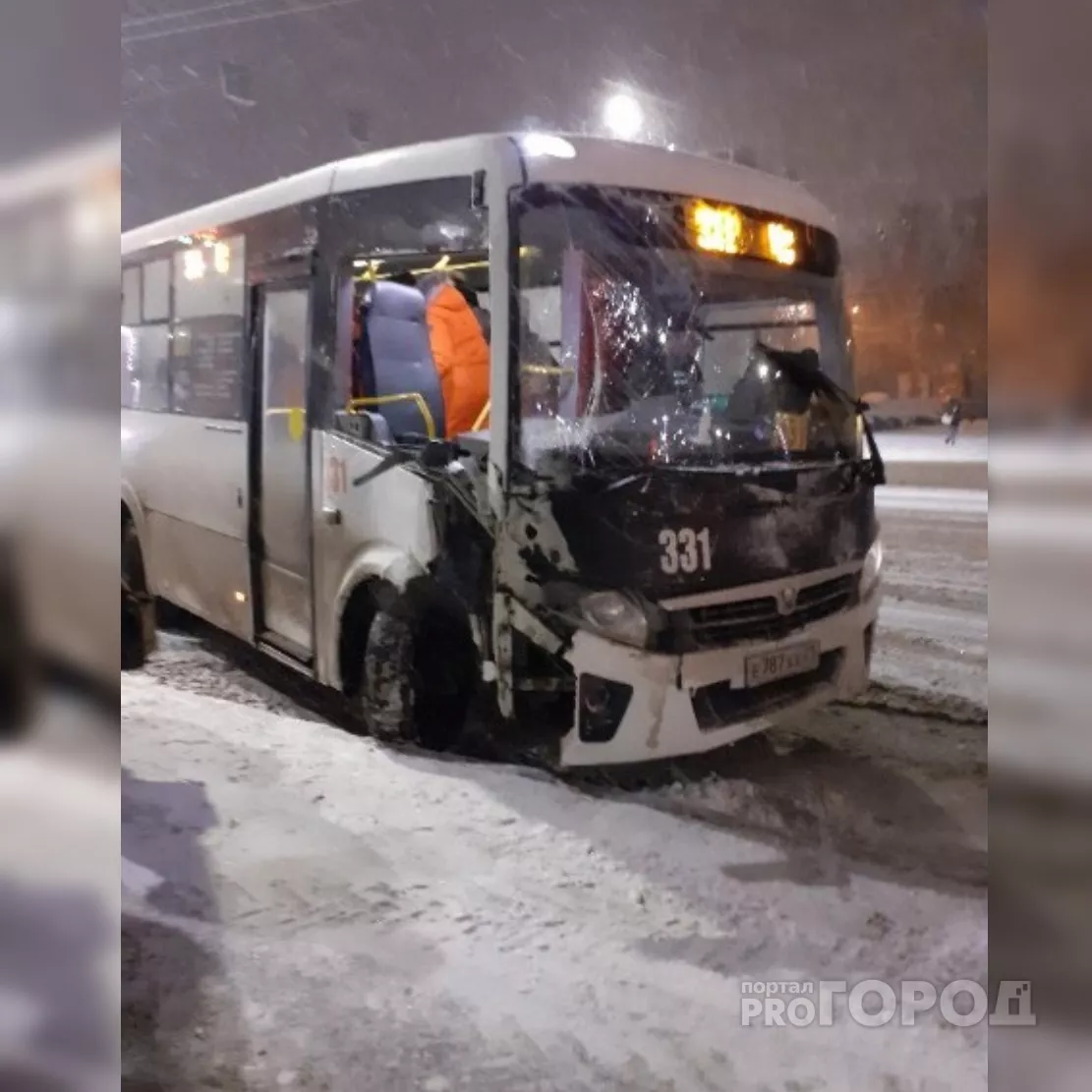 Фото к статье: В Чебоксарах автобус, полный пассажирами, врезался в столб
