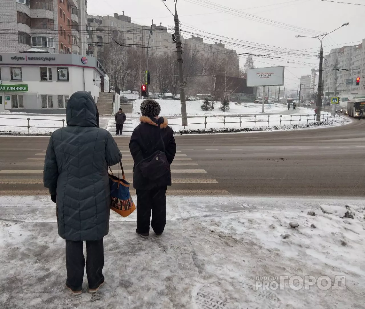 Фото к статье: Три чебоксарки остались без денег, "спасая" родных: женщин пугали уголовными делами