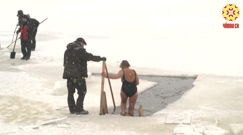 В Чебоксарах люди-моржи открыли сезон зимнего плавания: "Сюда как на праздник идешь"