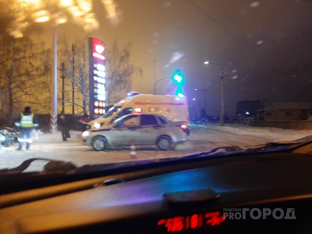 В Новочебоксарске в утреннем ДТП пострадали два человека: «Мужчину увезли в больницу»