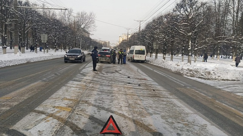 Появились подробности ДТП на проспекте Ленина, где машина сбила женщину с детьми