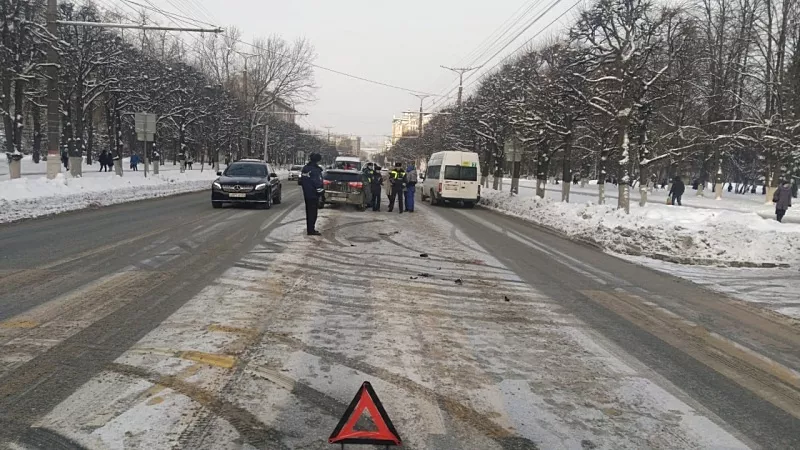 Фото к статье: Появились подробности ДТП на проспекте Ленина, где машина сбила женщину с детьми