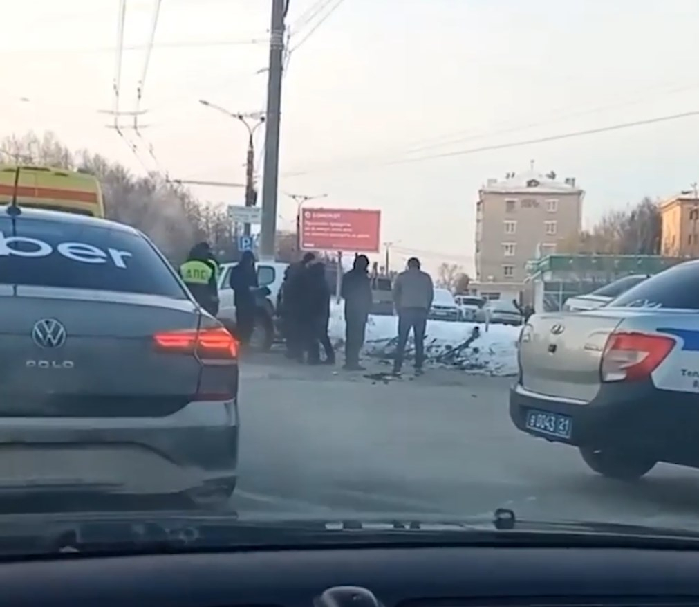 Фото к статье: В центре Чебоксар "Мерседес" столкнулся с "Нивой": "У иномарки морда в хлам"