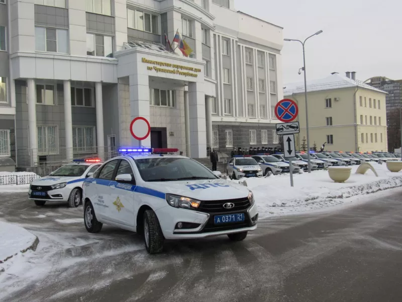 Фото к статье: Полицейским Чувашии выдали 24 новых автомобиля, некоторые достанутся селам