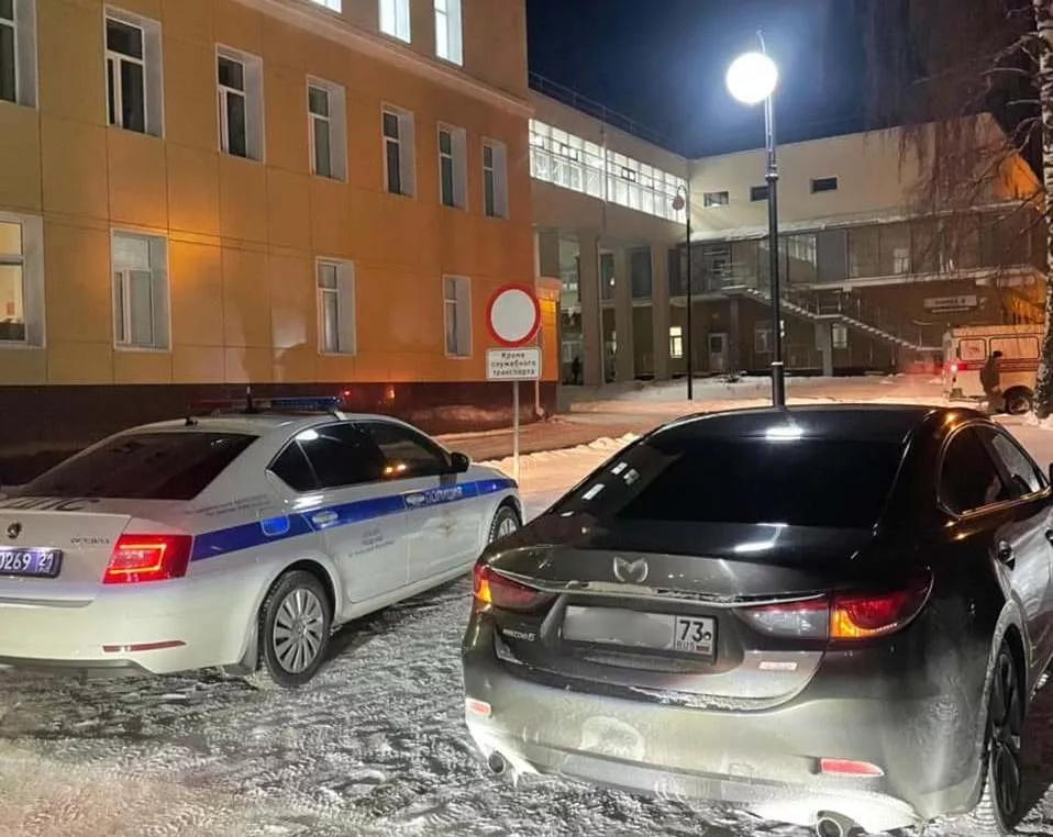 Фото к статье: Семья из другого региона ехала через Чебоксары, когда их ребенку стало плохо: им помог полицейский