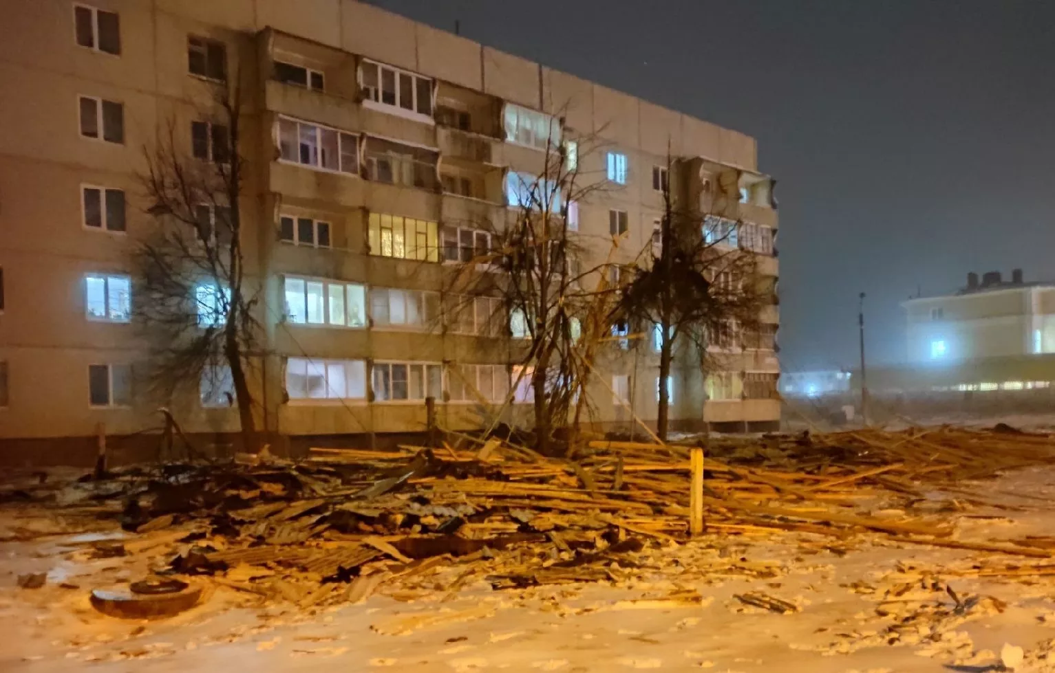 Фото к статье: В Чувашии сильный ветер снес крышу пятиэтажки