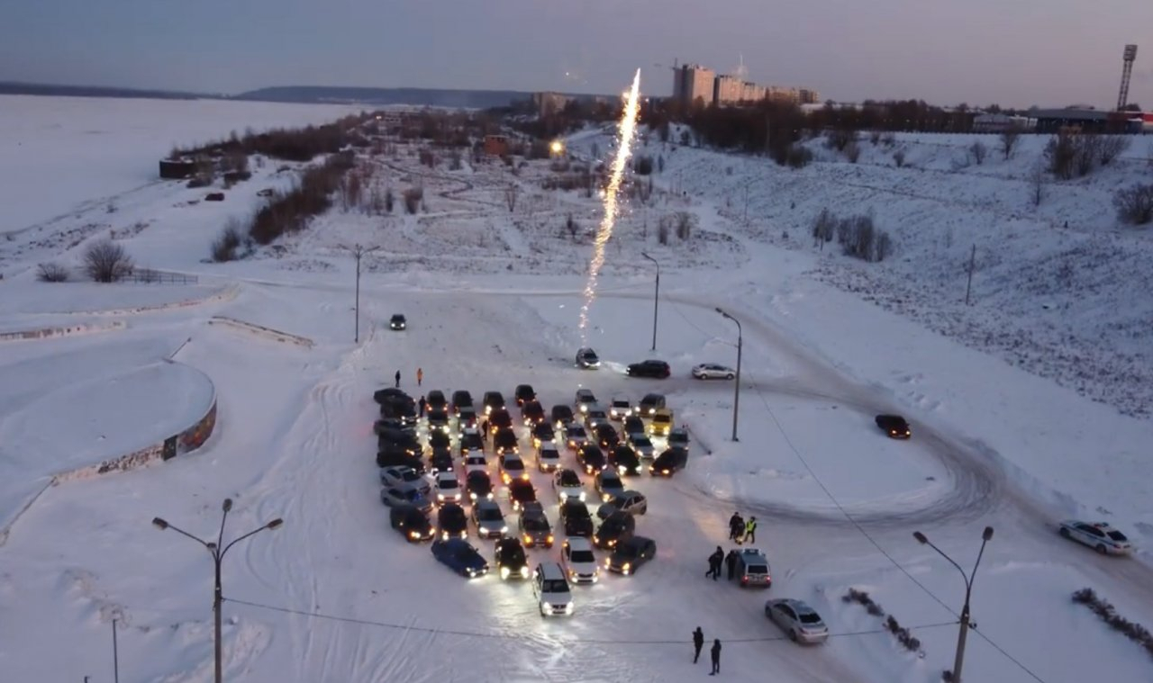 В Новочебоксарске автомобилисты сделали елку из более чем полусотни машин: "Традицию не нарушаем!"