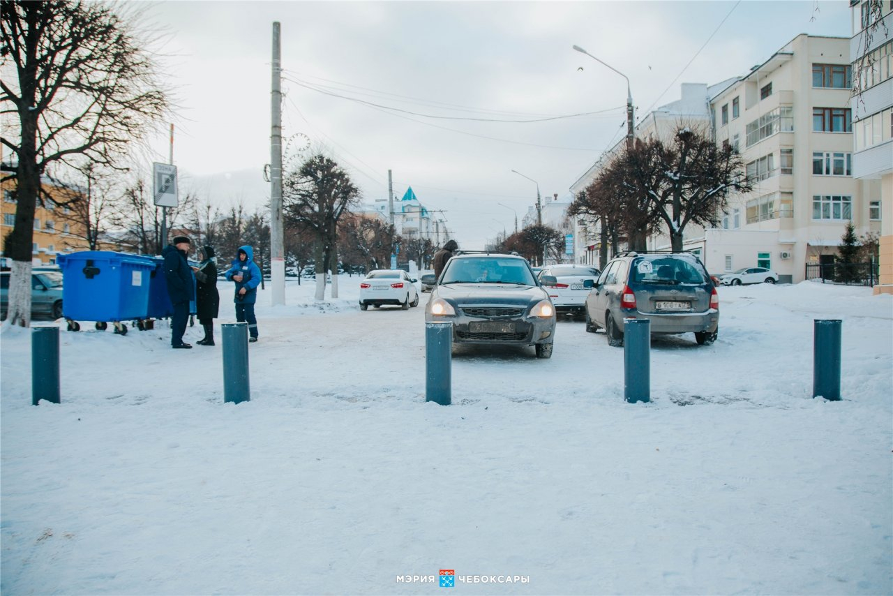 На Красной площади в Чебоксарах появились выдвижные блокираторы: проехать  на Залив не получится