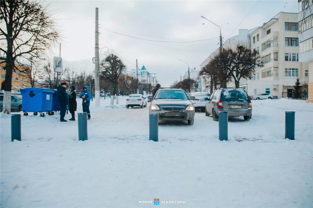 Фото к статье: На Красной площади в Чебоксарах появились выдвижные блокираторы: проехать на Залив не получится
