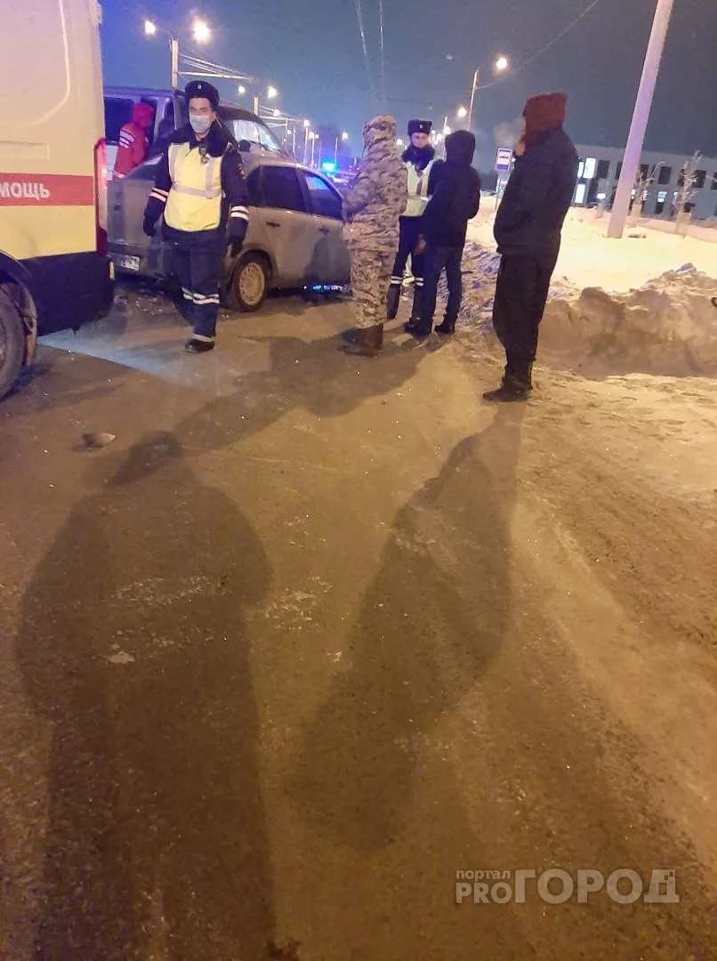 Фото к статье: В Чебоксарах возле Нового Города произошло два ДТП за вечер: в одной из машин был ребенок