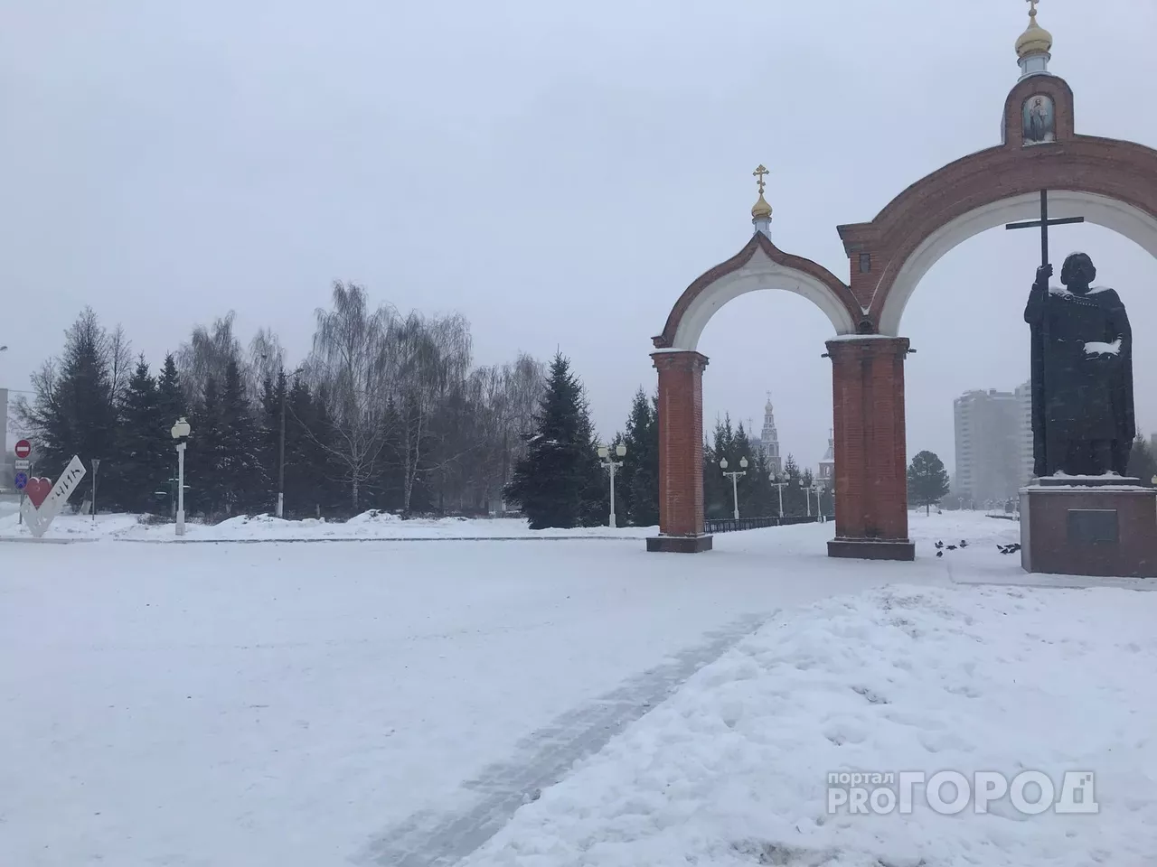 Фото к статье: Пустые улицы в первый день Нового года