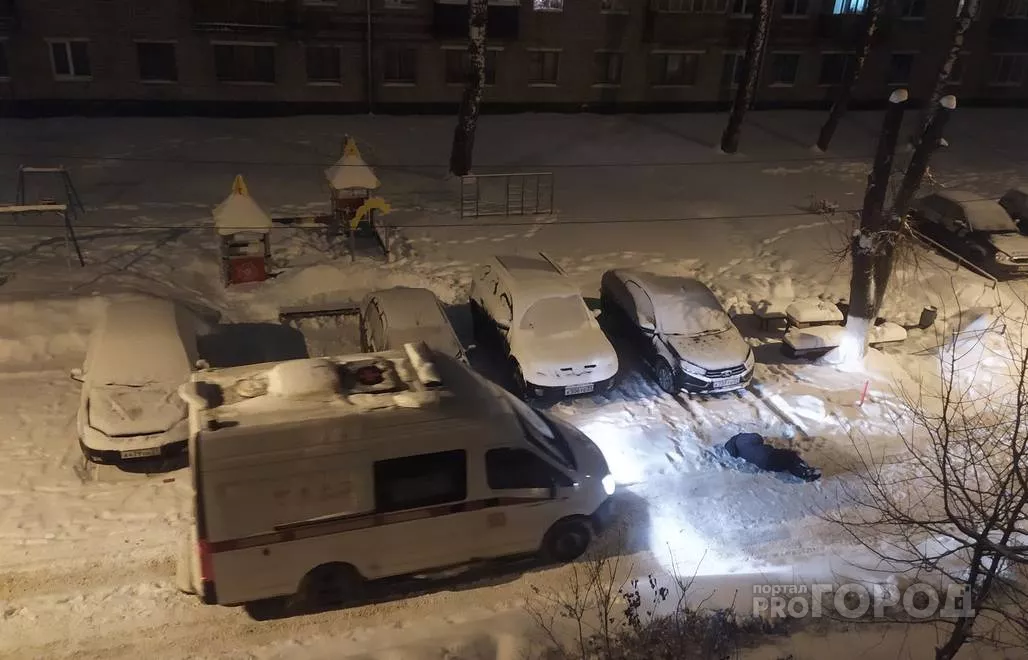 Фото к статье: Под утро новочебоксарец увидел у себя во дворе лежащего на снегу мужчину: “Сколько он там лежал - непонятно”