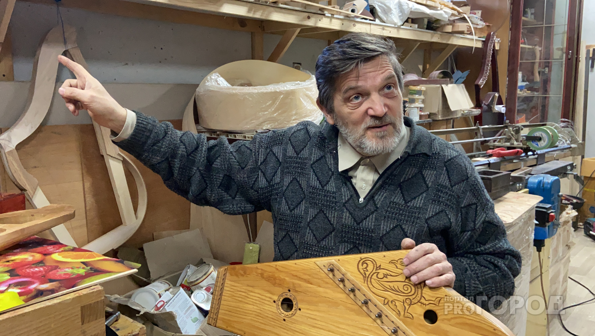 Мастер из Алатыря больше 40 лет изготавливает гусли: "Информацию об инструменте узнавал от бабушек из деревень"