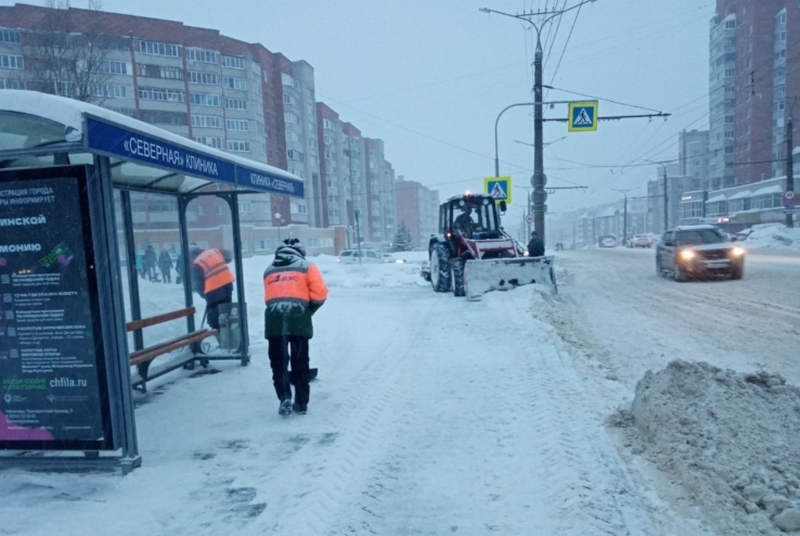 Чебоксары откапывают от снега: на улицы вышли рабочие и техника