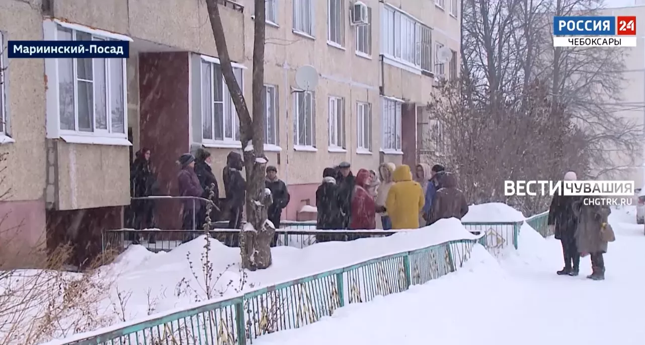 Фото к статье: В Мариинском Посаде с конца декабря жители пятиэтажки живут без крыши, которую снесло ветром