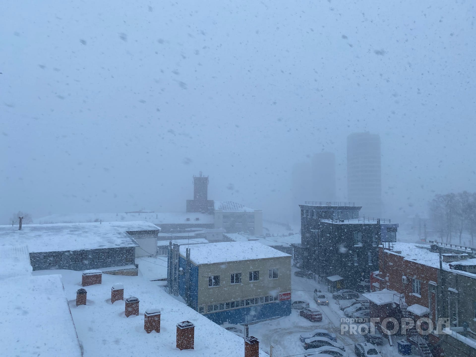 Столицу Чувашии накрыл сильный снегопад: фото снежных улиц города