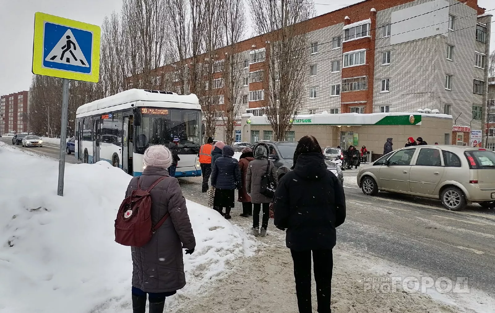 Фото к статье: В Чебоксарах сбили парня: "Он перебегал дорогу, когда его задели машина и троллейбус"