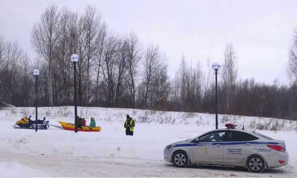 В чебоксарском парке поймали водителя снегохода, который катал жителей на банане