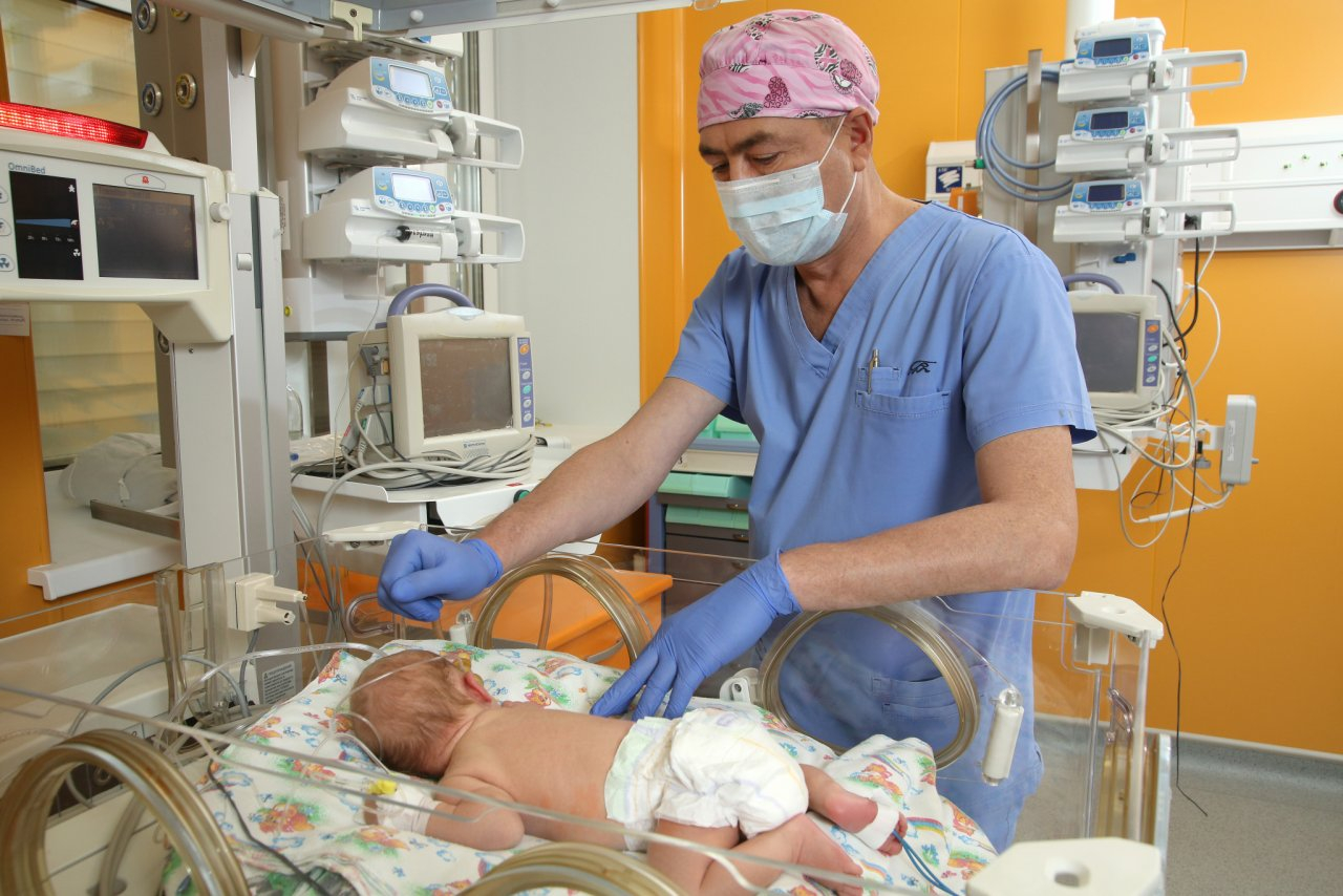 Чебоксарские хирурги экстренно прооперировали недоношенного младенца весом 660 грамм