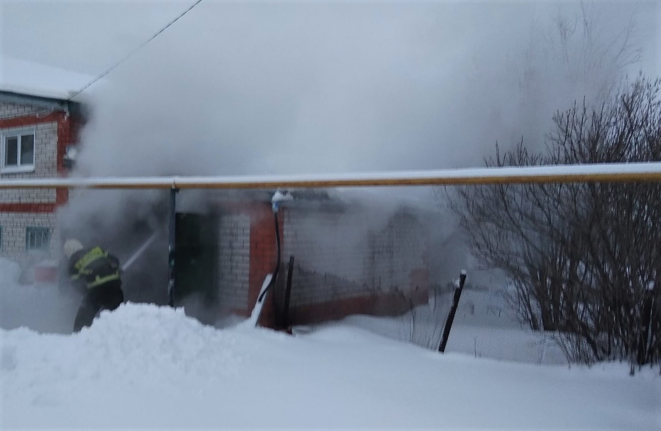 В чувашской деревне пожарные тушили гараж с припаркованным внутри BMW