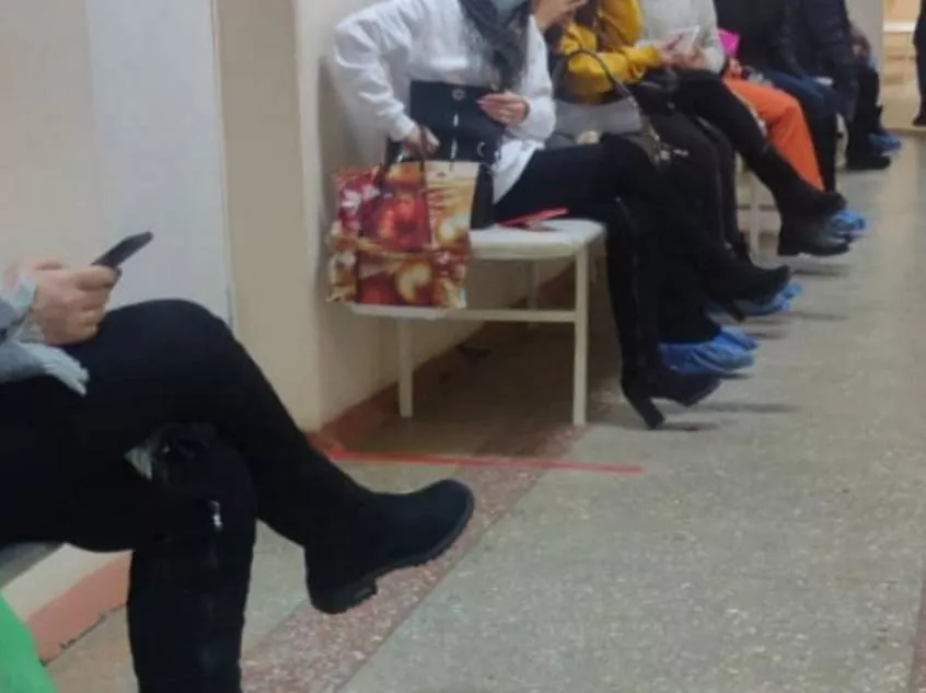 Фото к статье: Чебоксарцев возмущают большие очереди и закрытые туалеты в больницах: “Людей отправляют в соседнее здание или предлагают справлять нужду на улице”