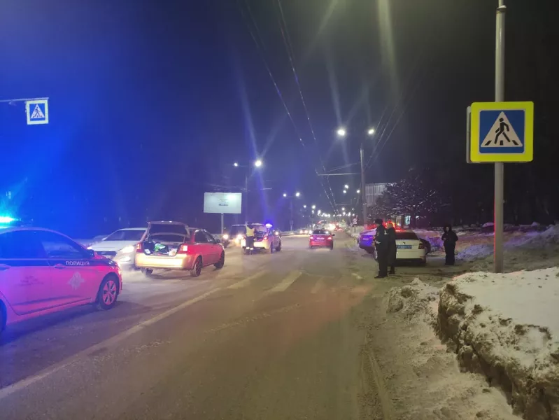 Фото к статье: В Чебоксарах женщина на иномарке сбила ребенка: мальчика забрали медики