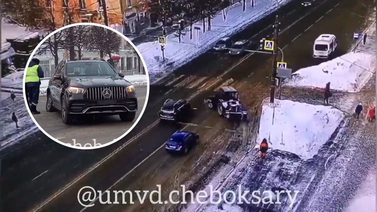 В центре Чебоксар столкнулись трактор и элитный Mercedes: машину отбросило на встречку