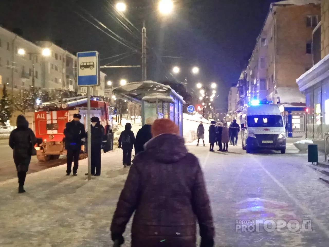 Фото к статье: В Чебоксарах спецслужбы оцепили несколько ТЦ