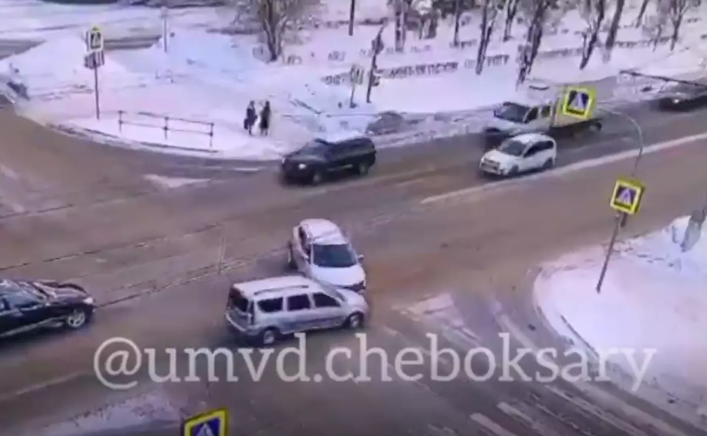 Фото к статье: На перекрестке в Чебоксарах столкнулись две машины: есть пострадавшая