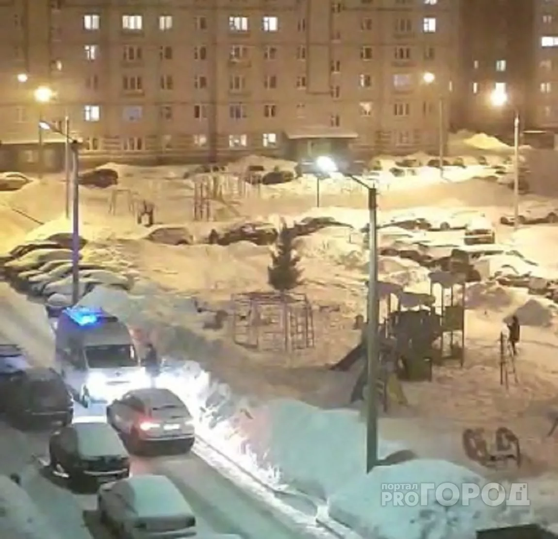 Фото к статье: В Новочебоксарске кроссовер перекрыл дорогу скорой помощи, спешащей на вызов